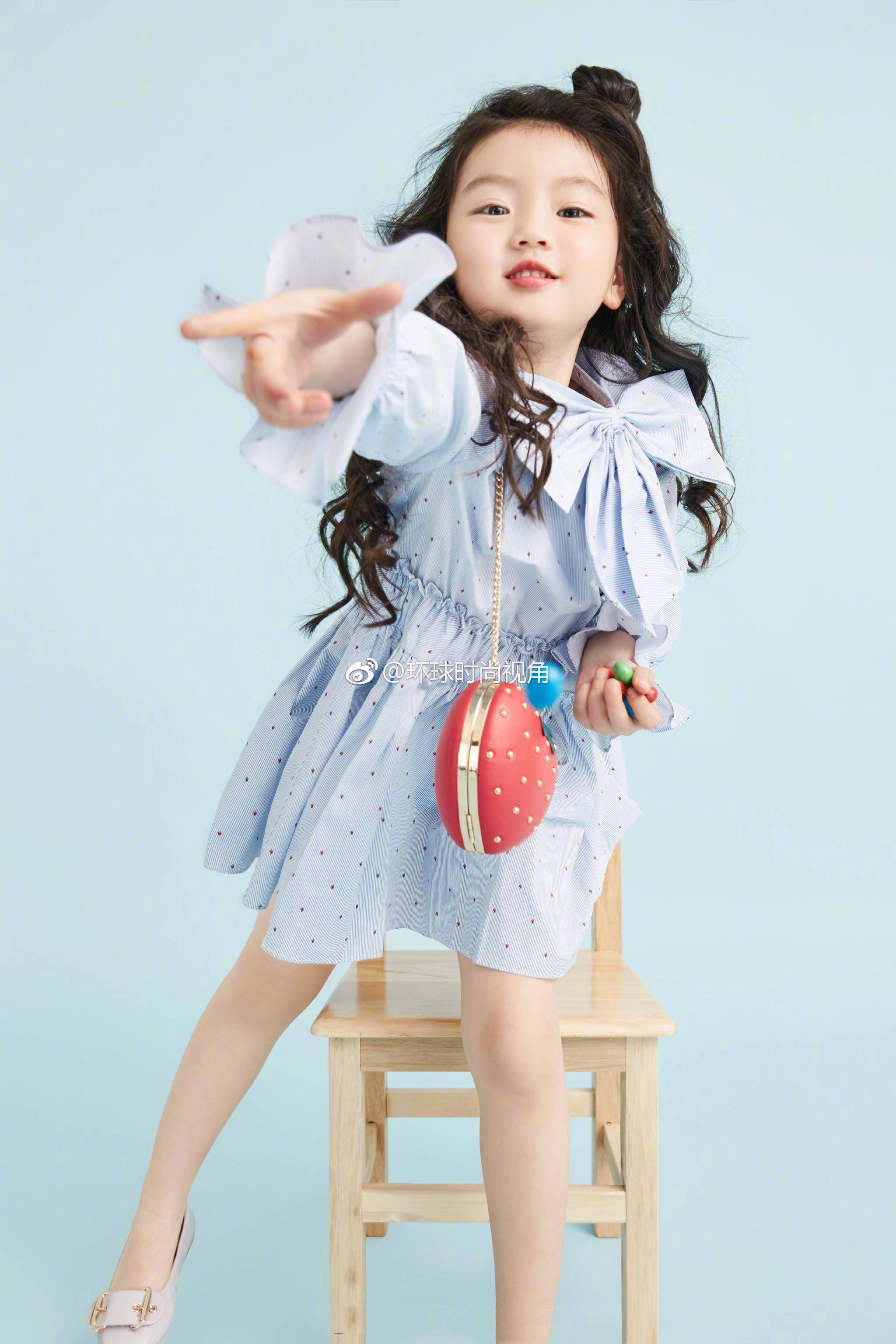 萌娃阿拉蕾一组时尚写真,对着镜头表现力十足