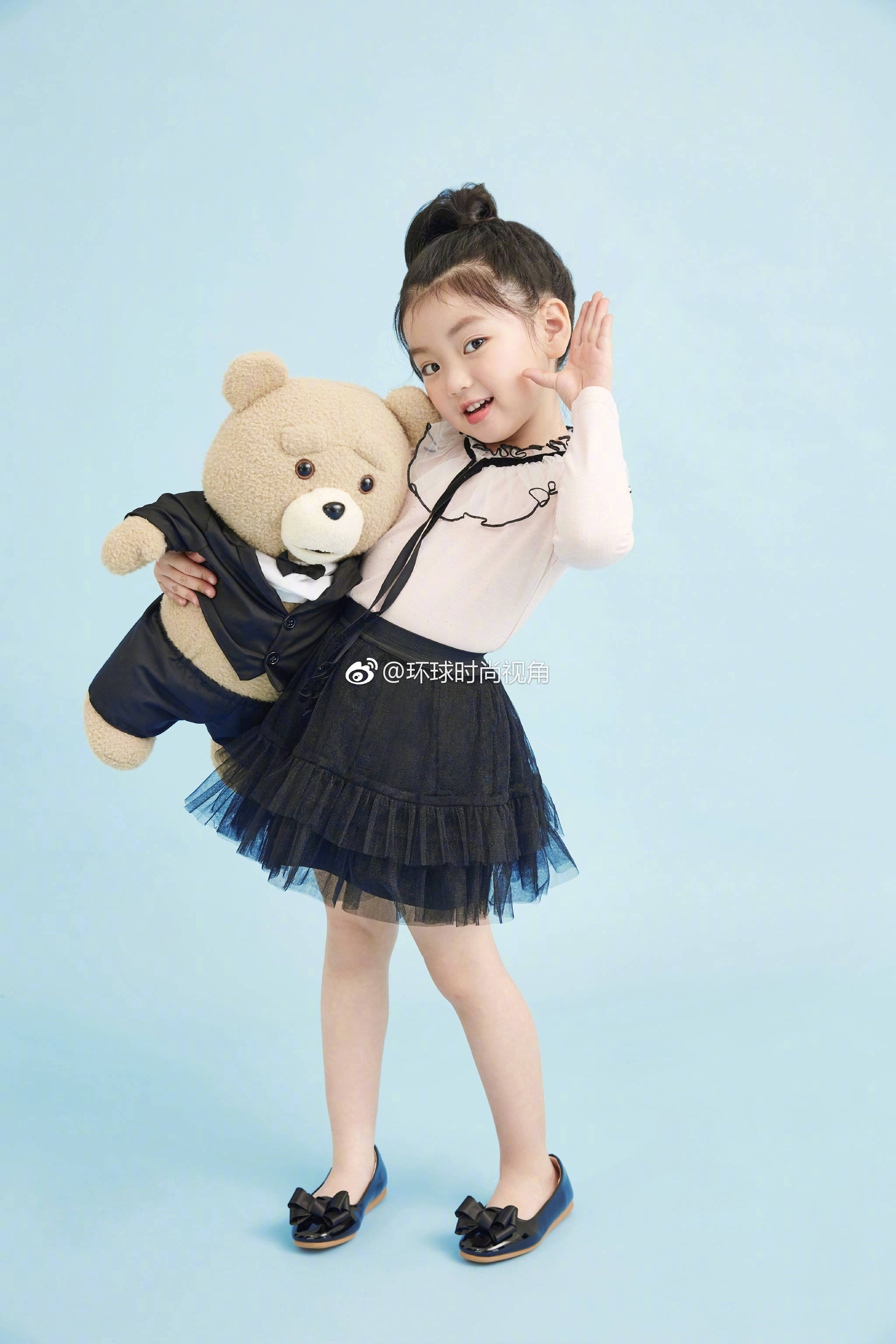 萌娃阿拉蕾一组时尚写真,对着镜头表现力十足