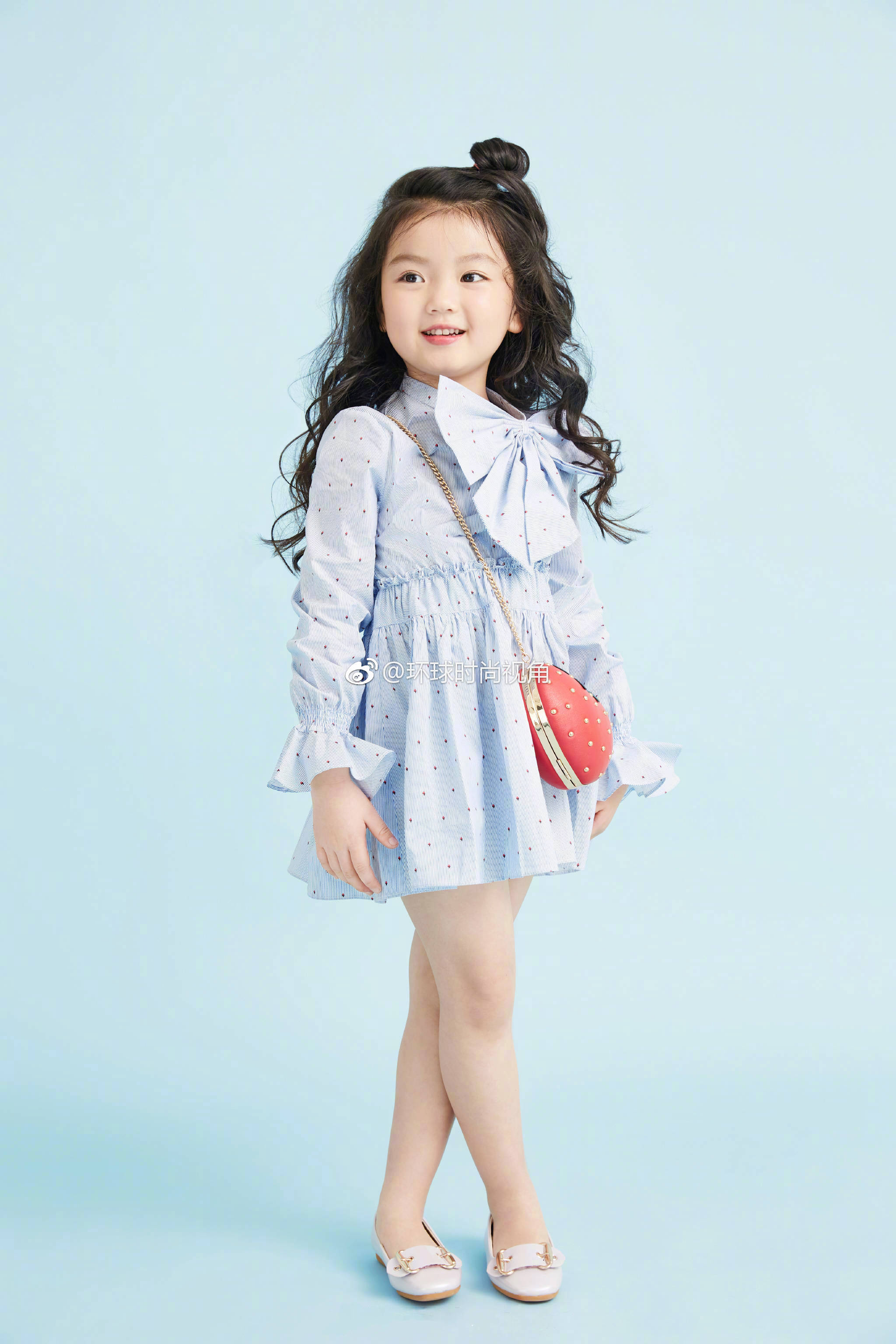 萌娃阿拉蕾一组时尚写真,对着镜头表现力十足