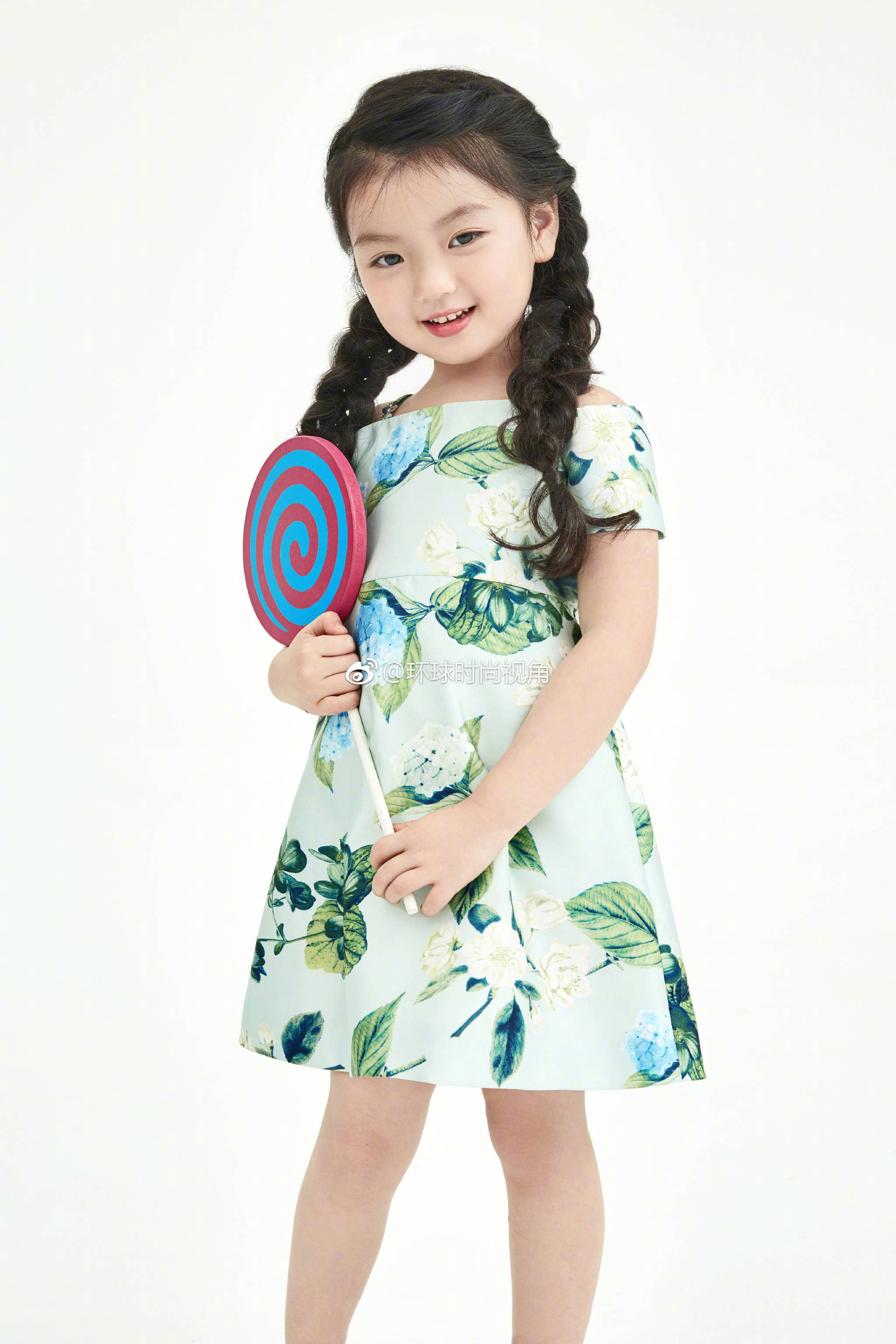 萌娃阿拉蕾一组时尚写真,对着镜头表现力十足