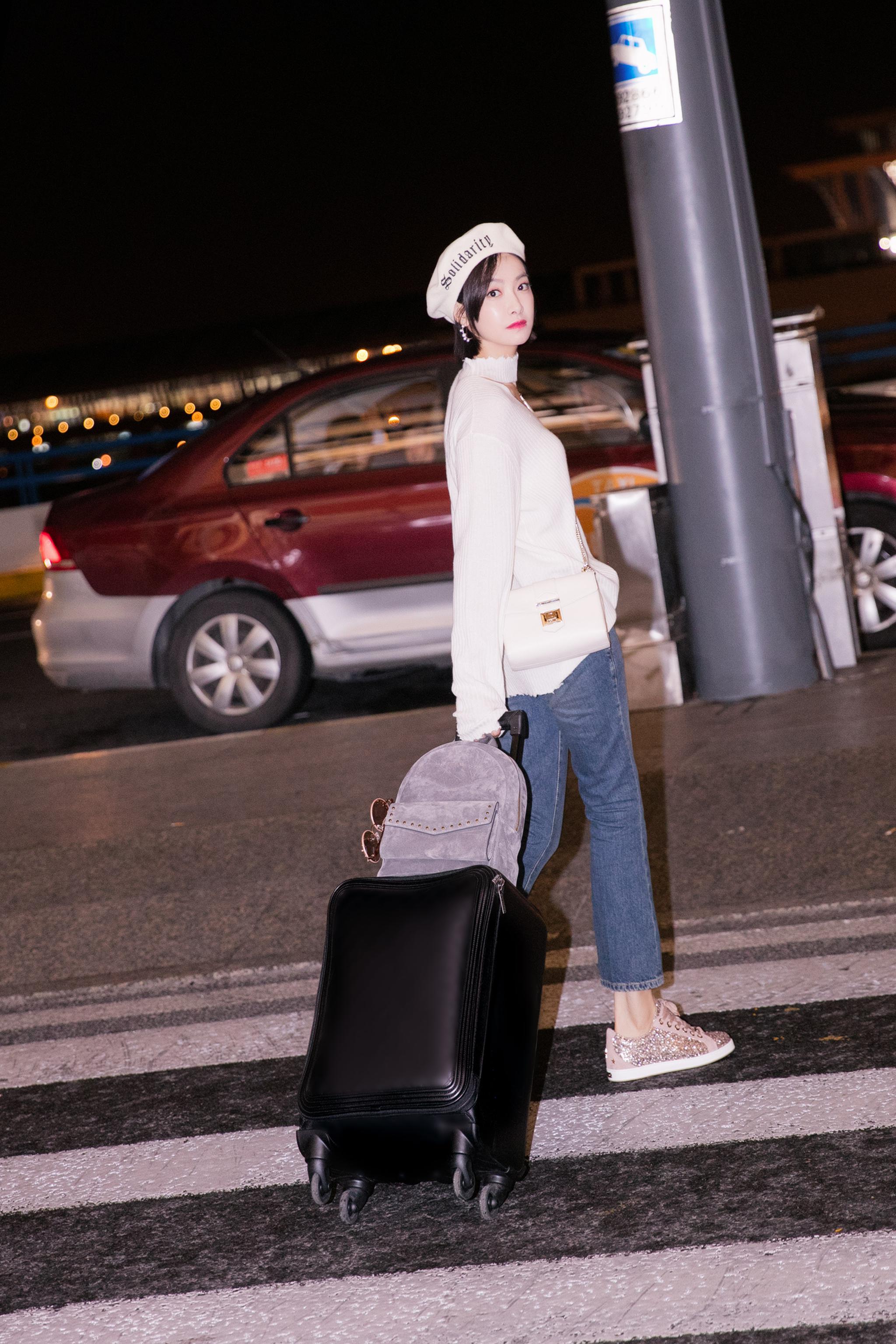 出发去米兰时装周啦～现身机场的她身穿白色针织衫搭配牛仔裤