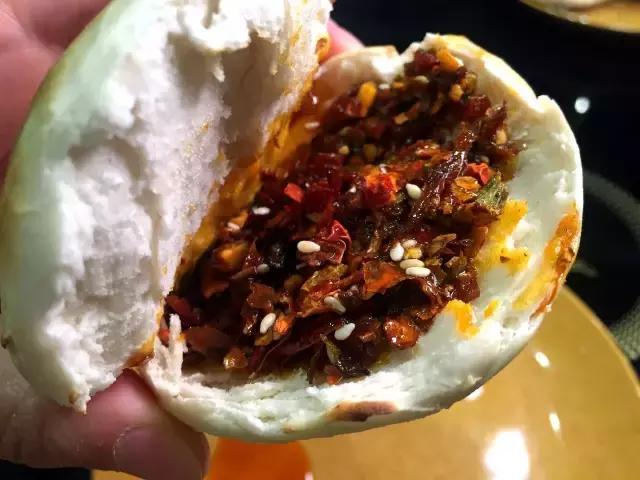 这家铜锅店有全西安最好吃的油泼辣子夹馍,没有之一!