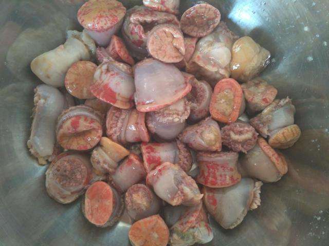 正文  这就是刚刚买回来的海葵,小编这里把海葵又称作"海腚干",倒在