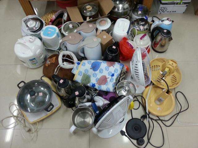 大学班主任联合宿舍阿姨查宿舍,没收了300个违规电器,太厉害了