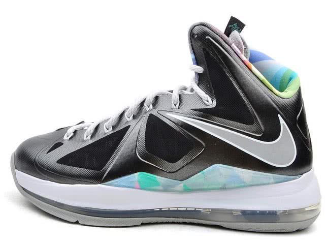 詹姆斯晒16代战靴,神似杜兰特系列,后跟狮王lo