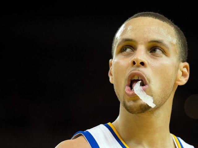 nba球星的口中怪癖,科比叼球衣库里咬牙套,詹姆斯咬手指!