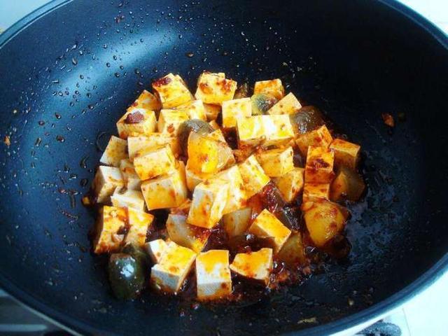 皮蛋烧豆腐是一道家常菜,也是一道懒人菜,做法简单,味道特别鲜