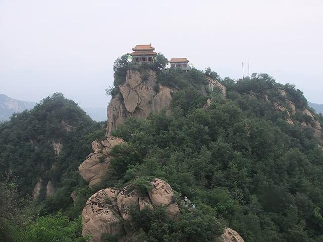 "尧山(石人山)",南依险峻峭拔"十八垛",北连世界第一大佛的"佛祖山"