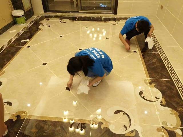 家里瓷砖脏垢难擦洗老保姆教你妙用厨房一物锃亮如新还不粘灰