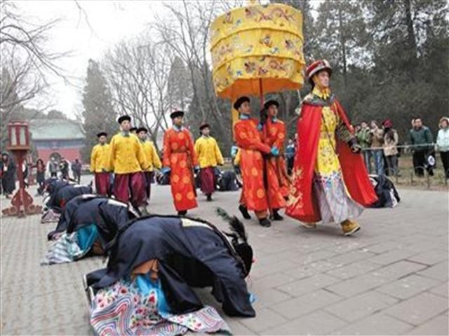 清朝大臣在叩拜皇上时为何要先甩袖子原来真正的原因是这样