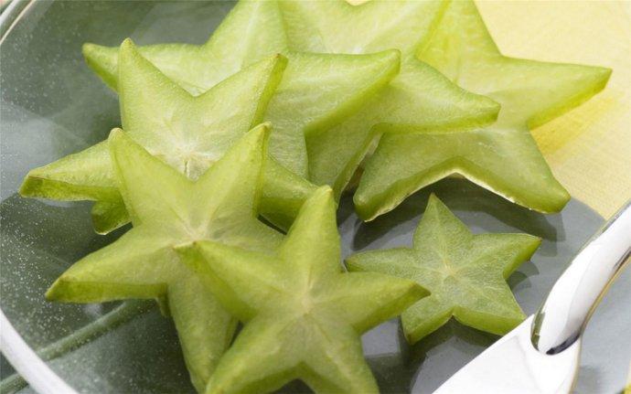 可以当做水果直接来吃,把周围的边棱用刀子削掉,然后切成薄薄的五角星