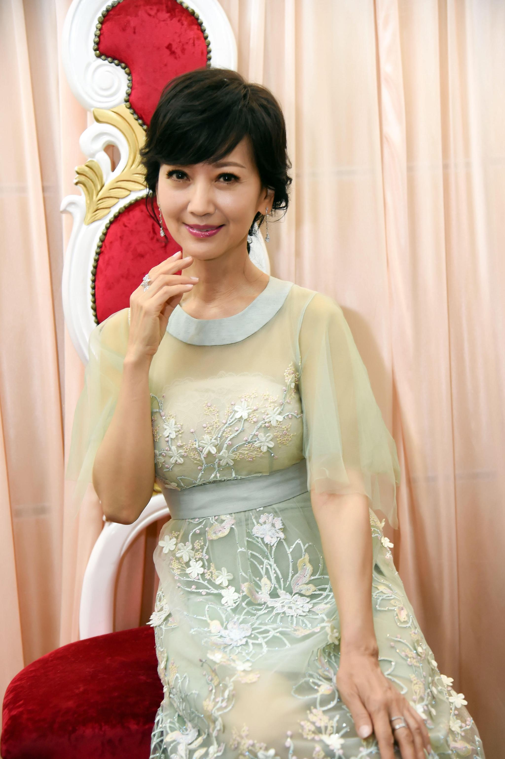 65岁的赵雅芝也太敢穿了吧网友连大幂幂都要甘拜下风了