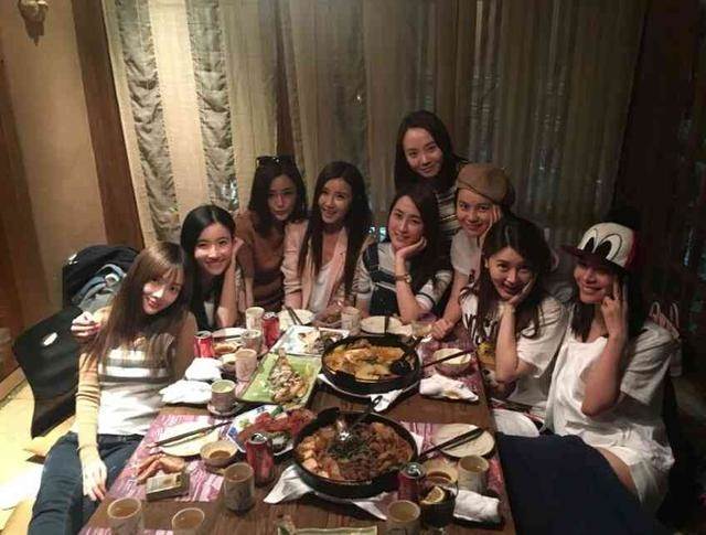 美女吃饭太大声了,被老公当众数落,没有想到结局悲剧了!