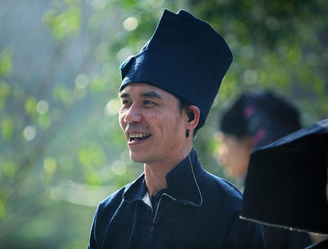 中越边境黑衣壮，以黑为美，男子头上缠着黑头巾，坟墓建在房屋旁