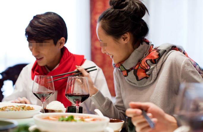 我出差提前回家,门外挂着陌生人的衣服,进门后我笑了