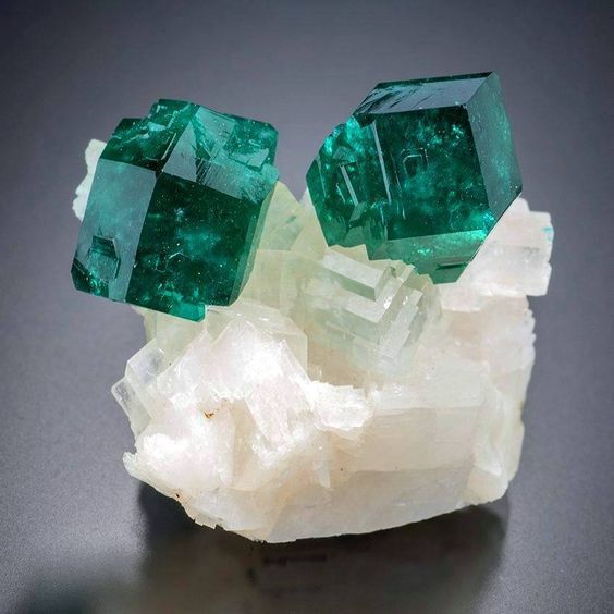 祖母绿色的矿物:透视石dioptase,是一种含水的铜硅酸盐
