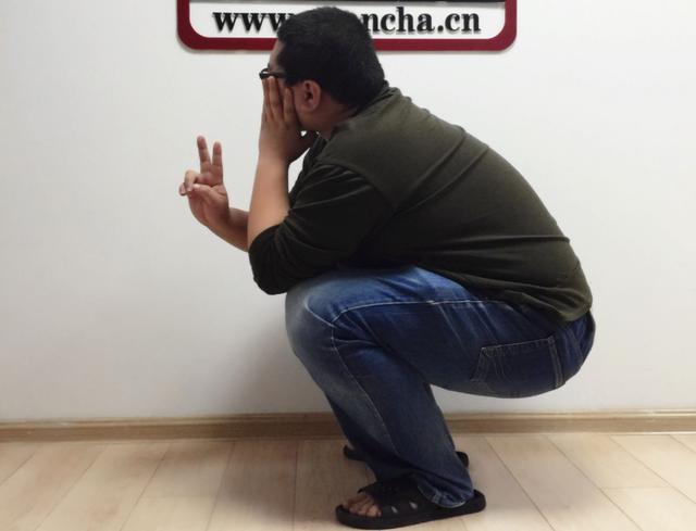 "亚洲蹲"老外还没学会,又来了"中国睡",老外要哭,笑翻了