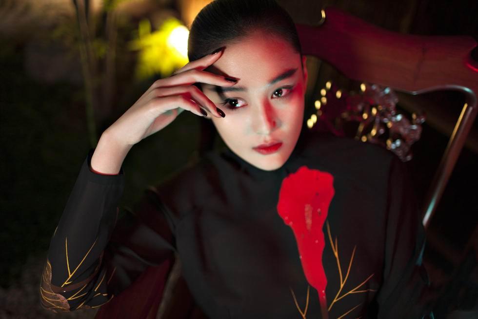 张馨予头扎干净简单丸子头 挥笔洒墨魅惑加分 长腿撩人 美如画