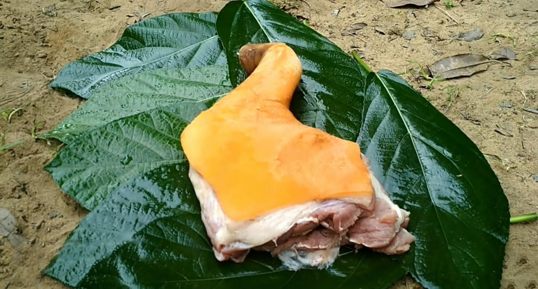 印度女孩卤一整只猪腿全家吃, 一人一口其乐融融, 网友直呼太恶心