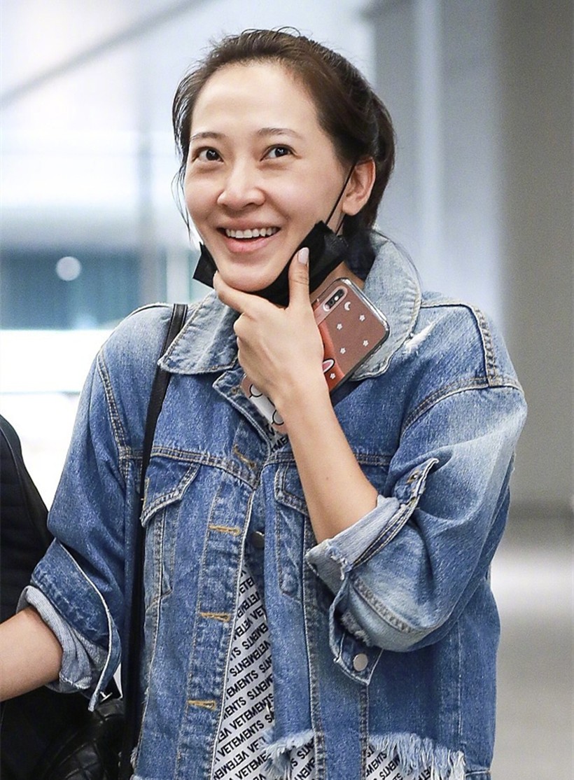 聂远与妻子机场合体,秦子越清新打扮很减龄,素颜下的她惊艳了