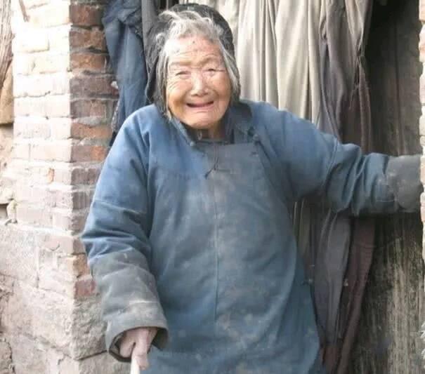 87岁孤苦老奶奶不够五保条件,在闭眼之前,只希望能看到儿子