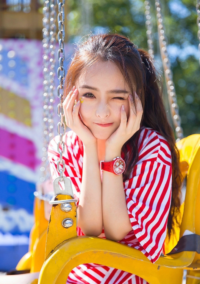 游乐场内的长发可爱活力少女写真集 @微相册 @微博摄影