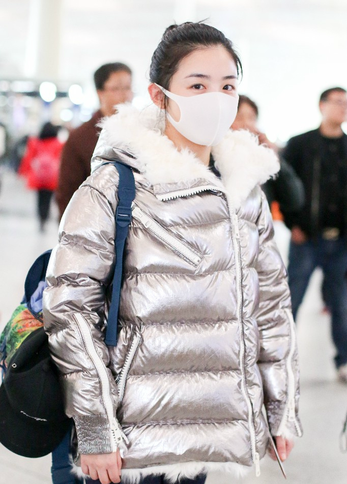 张含韵自行拖两个超大行李箱毫不费劲梳丸子头俏皮超可爱