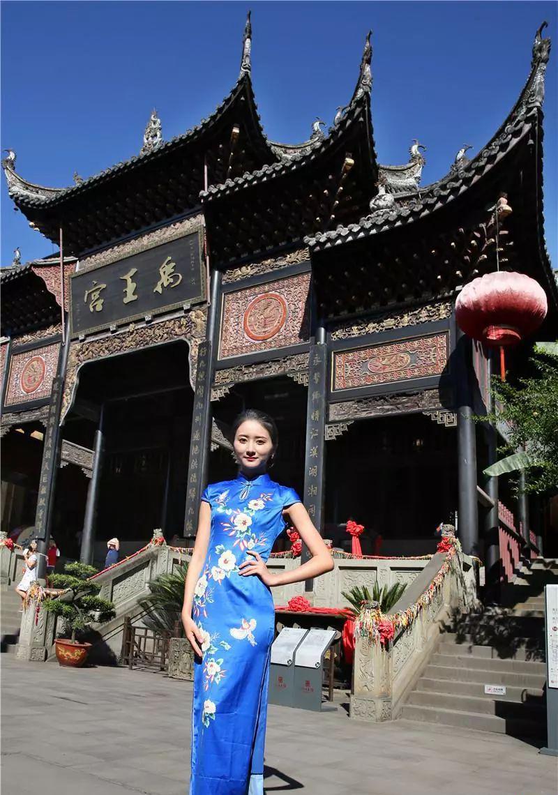 重庆是中国美女最多的城市一到夏季满大街美女争相斗艳