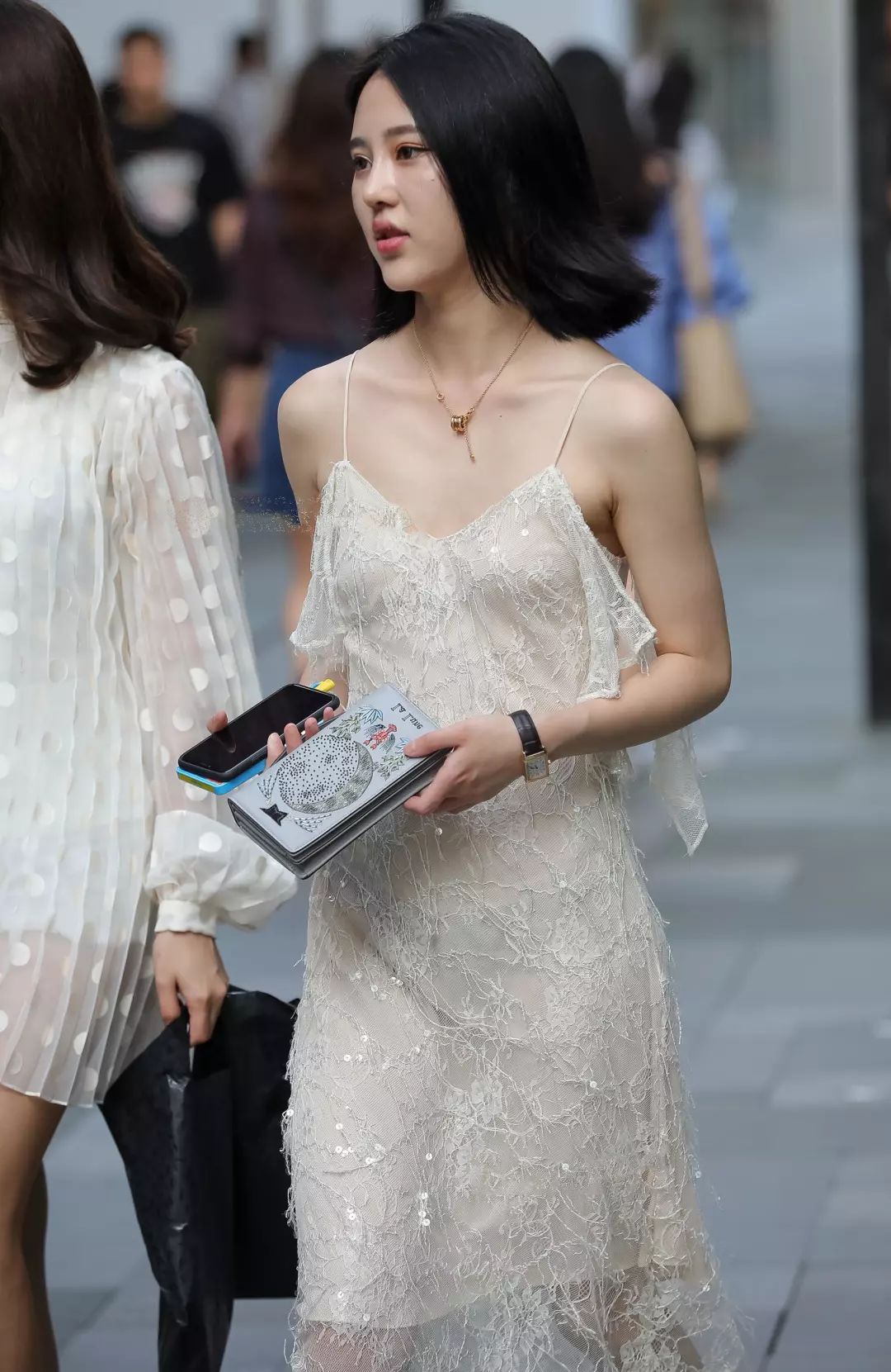 街拍蕾丝吊带连衣裙搭配平底皮鞋晶莹闪亮云容月貌