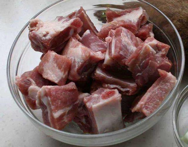 3瓣食材准备:糖醋排骨猪排骨提供人体生理活动必需的优质蛋白质,脂肪
