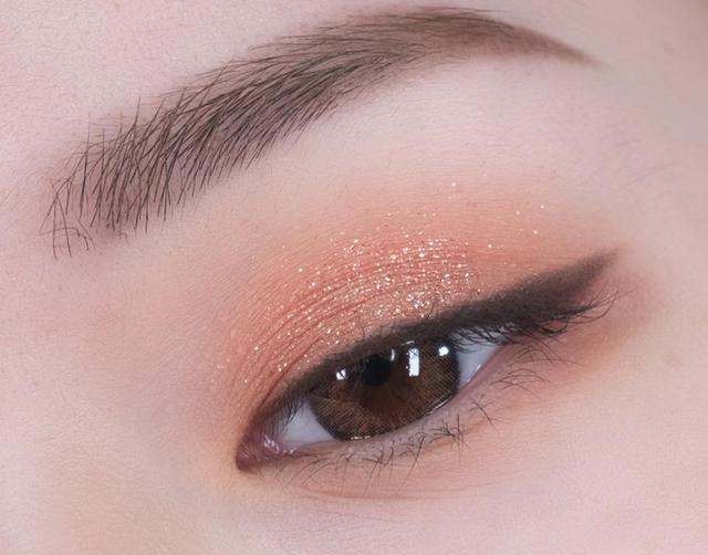 3步完成秋日杏橘闪烁眼妆,配上柔和橘系唇色满分