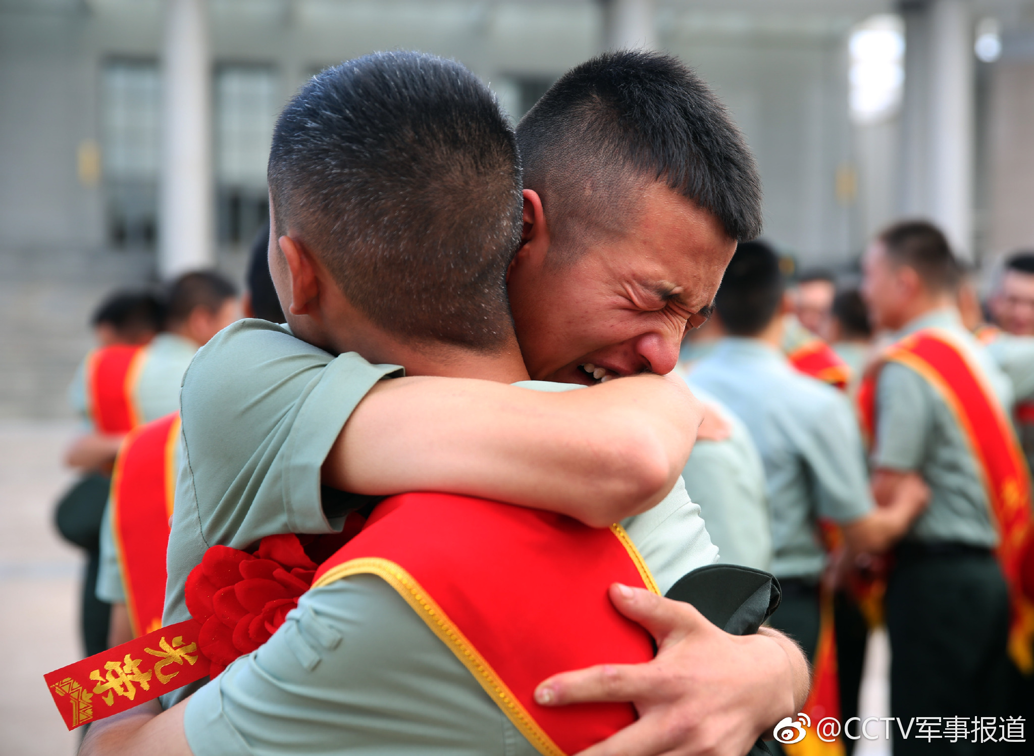 泪目,战略支援部队某部送别400余名退伍老兵