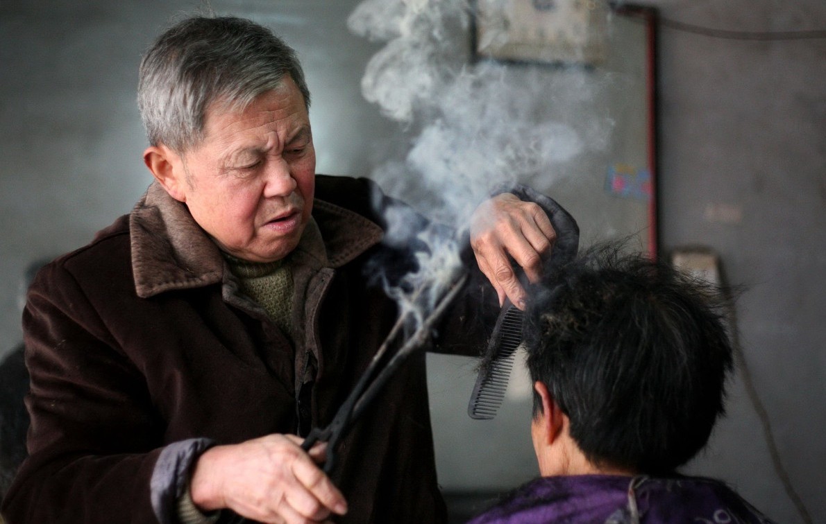 4元1次!3个月不脱型,7旬理发师"打火夹"烫发蹿红