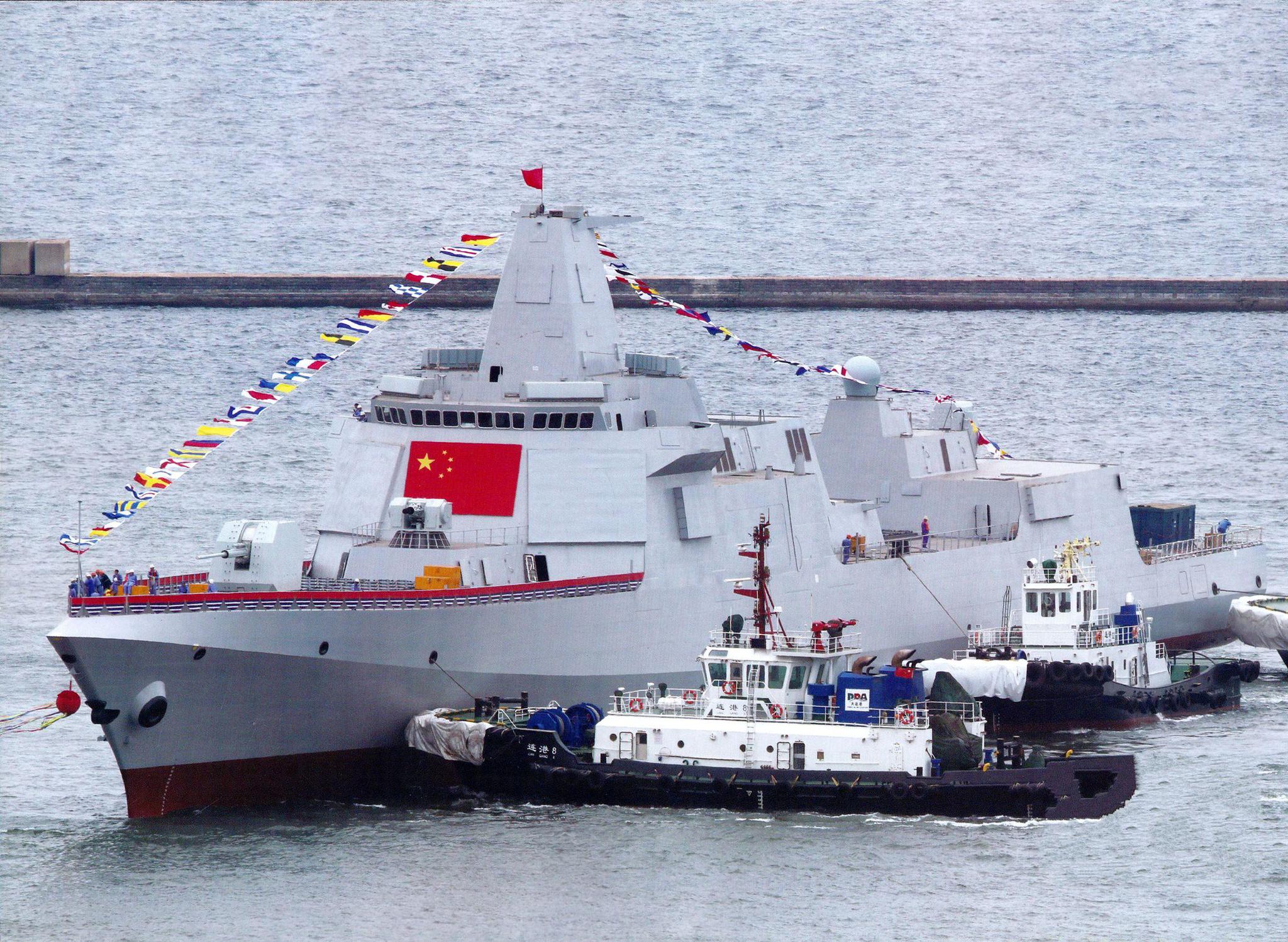 055大驱首舰的烟囱冒烟了 辽宁舰舰岛正在改装