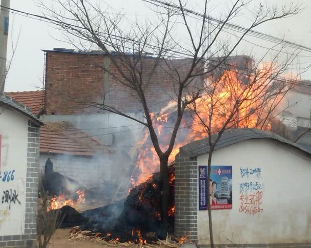 民宅柴垛着火,真吓人