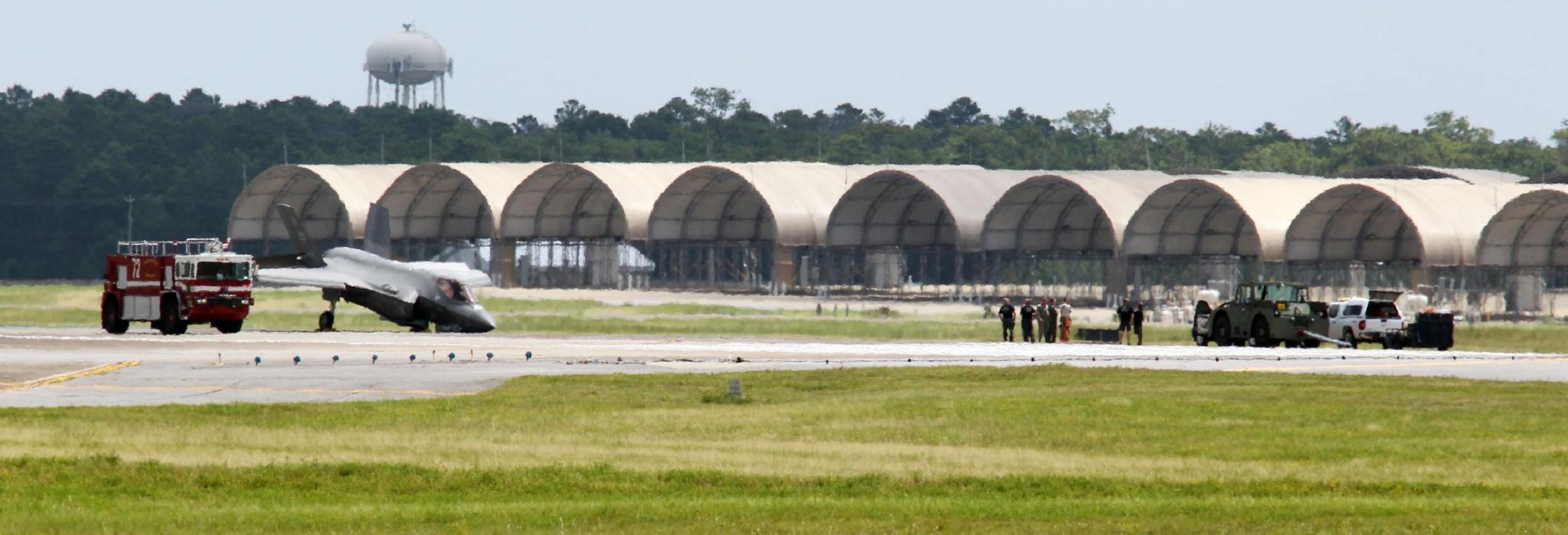 当地时间8月22日12:50分|前起落架|空军基地|美国空军_新浪新闻