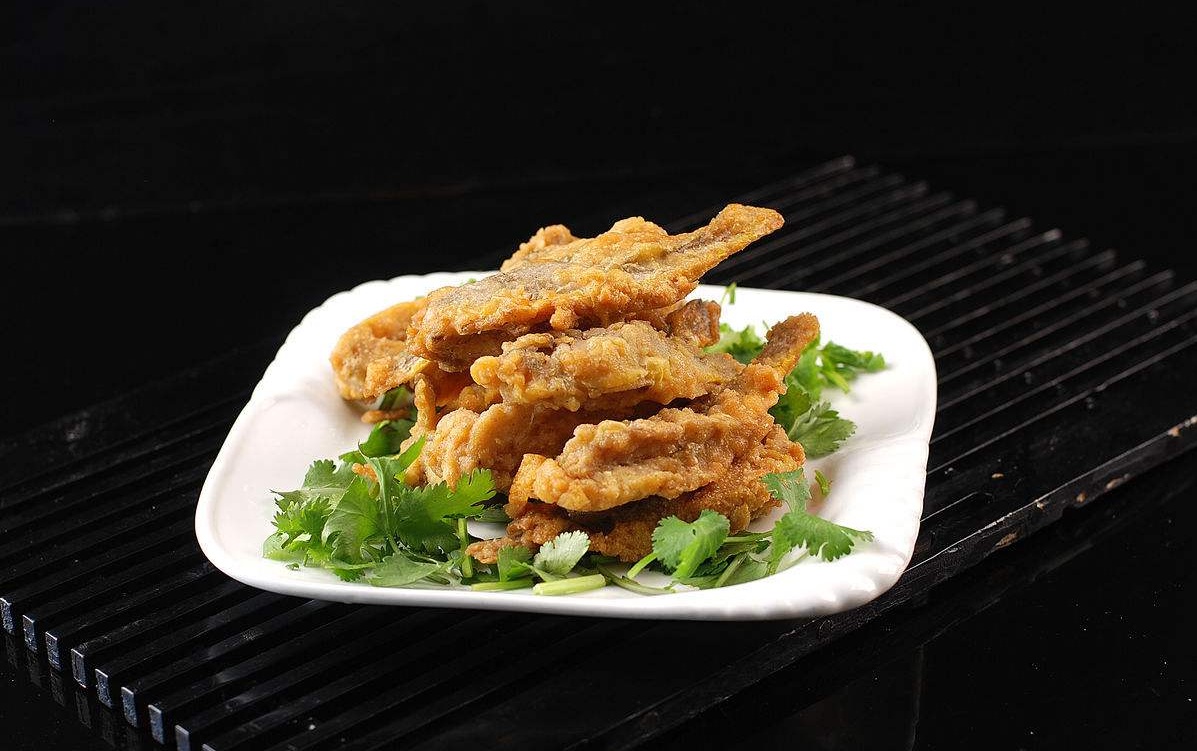 后关火,倒入小黄鱼,借着油的余温将鱼炸熟(约1分钟,鱼身变微黄)后捞出