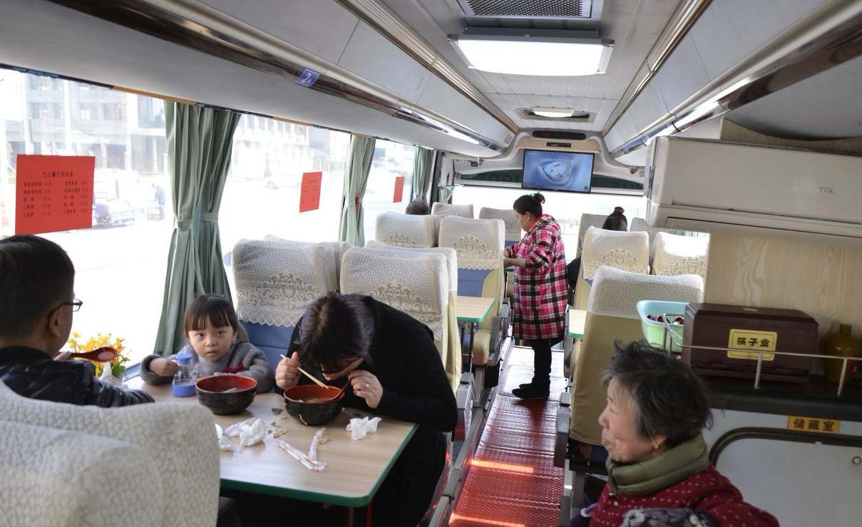 顾客络绎不绝 每天卖500多元|餐厅|大巴|顾客_新浪新闻