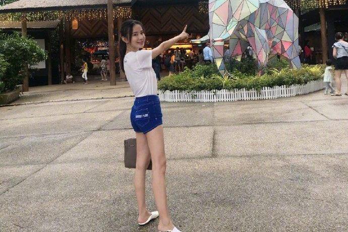 伊芙蕾雅穿热裤秀长腿网友婚后身材都这么好天蚕土豆不称职