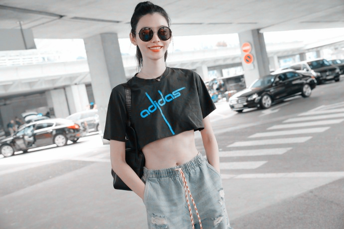 奚梦瑶越来越敢穿挑战超短t恤秀肚脐网友送我也不敢穿