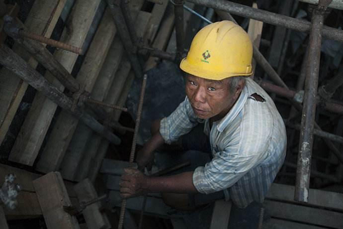 为什么农民工日薪相比十年前涨幅超三倍,大部分农民工依然很穷