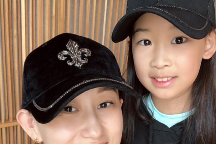 赵文卓老婆晒与母女自拍,11岁女儿已是个美少女了