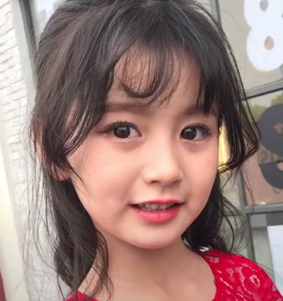 9岁成网红,忙的没时间学习,每次出镜必化妆,素颜长成如今模样