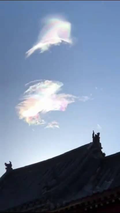 至尊宝踩着七彩祥云来接紫霞仙子了搞笑