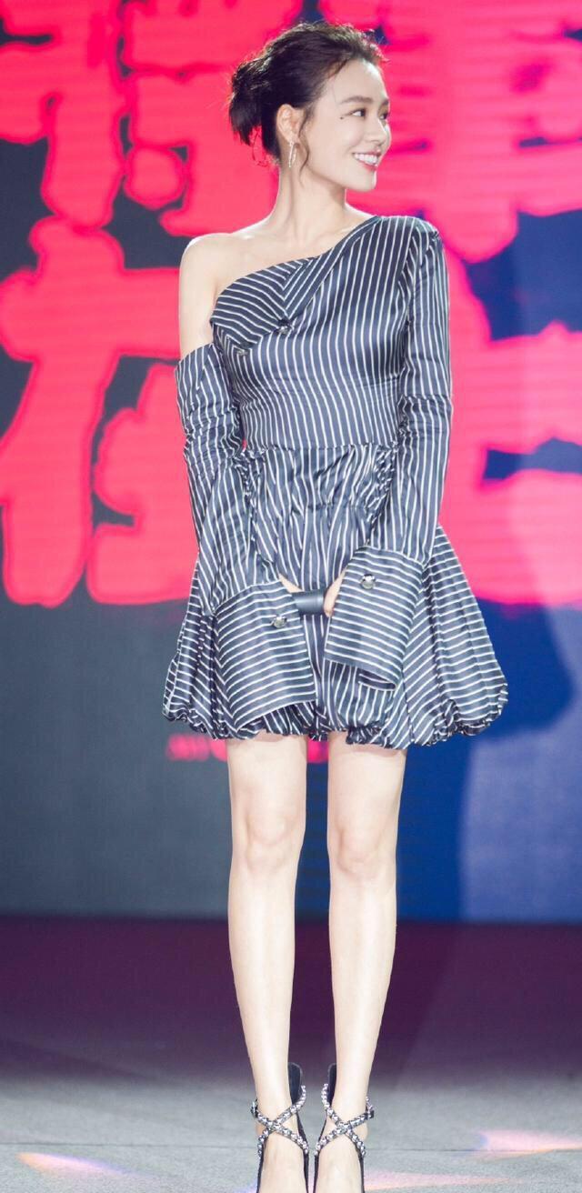 马思纯虽然膀大腰圆, 穿抹胸裙快炸开了, 还是适合穿衣这件衣服!