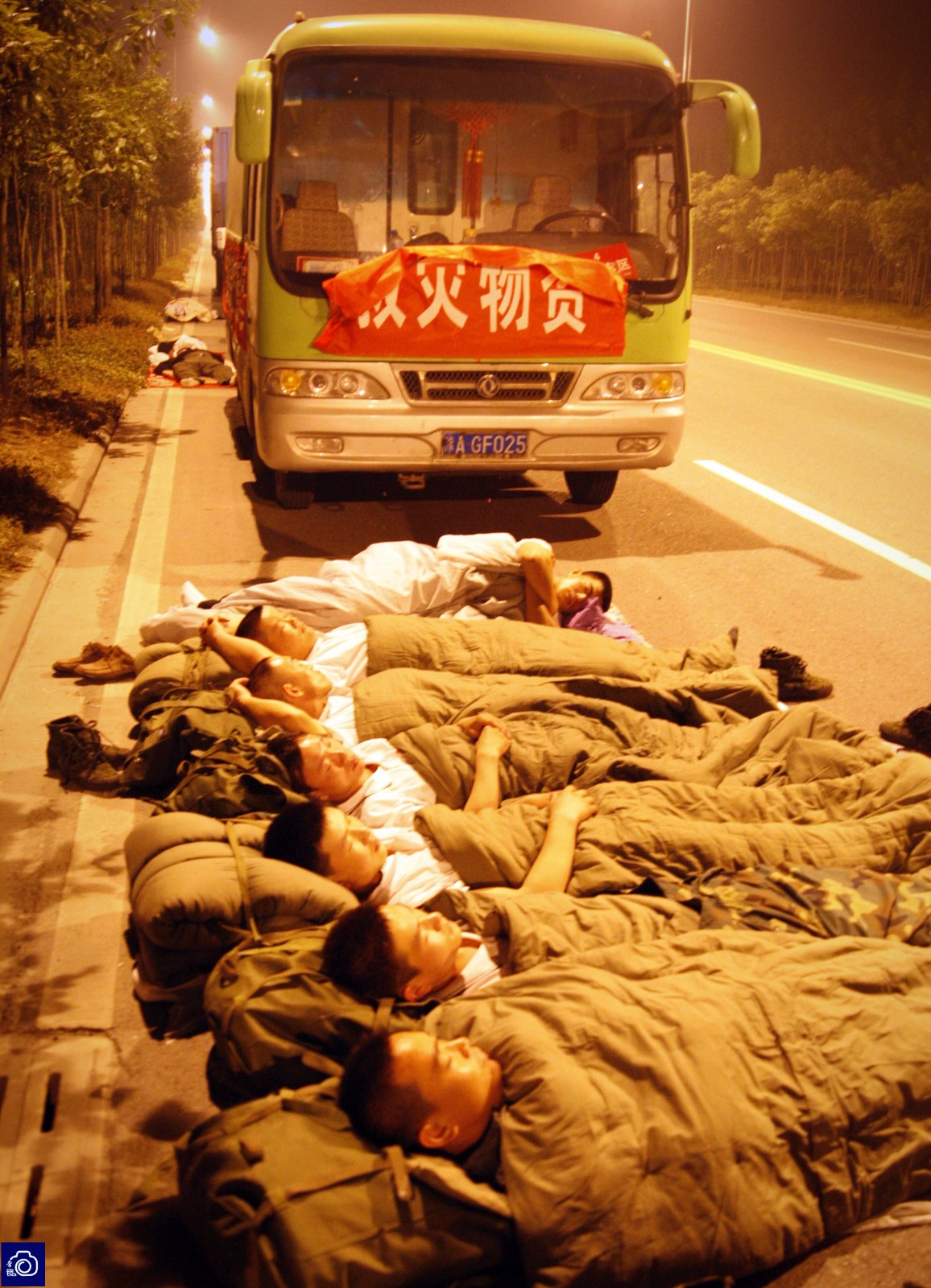 汶川地震后最催泪的瞬间:女大学生透支体力搬砖,累到直不起腰