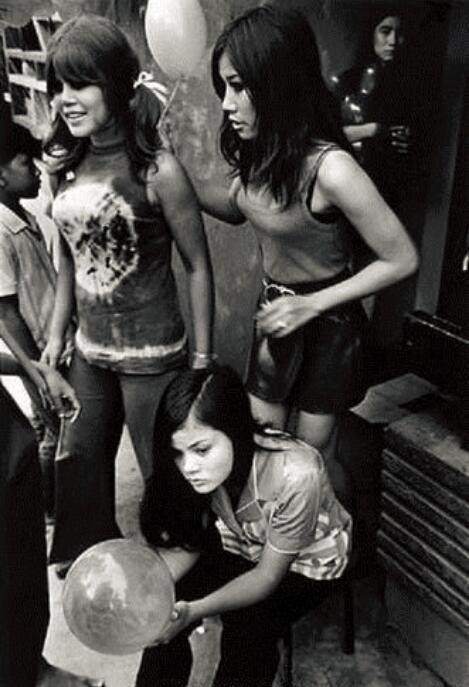 真实越战照美军挑选越南女孩图4妇女被大兵抓住时衣不蔽身