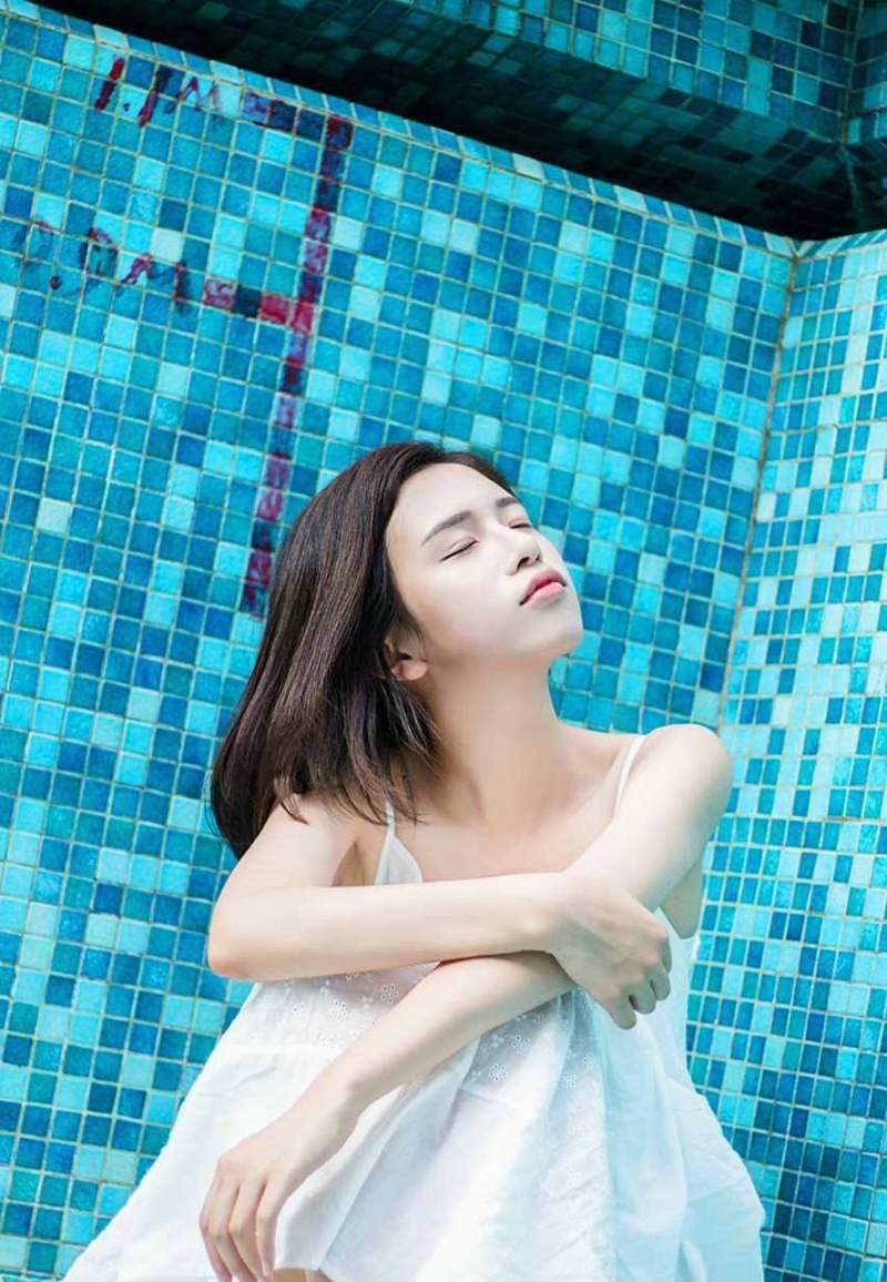 泳池中的白裙高颜值养眼女神柔美诱人写真集67676767微相册微
