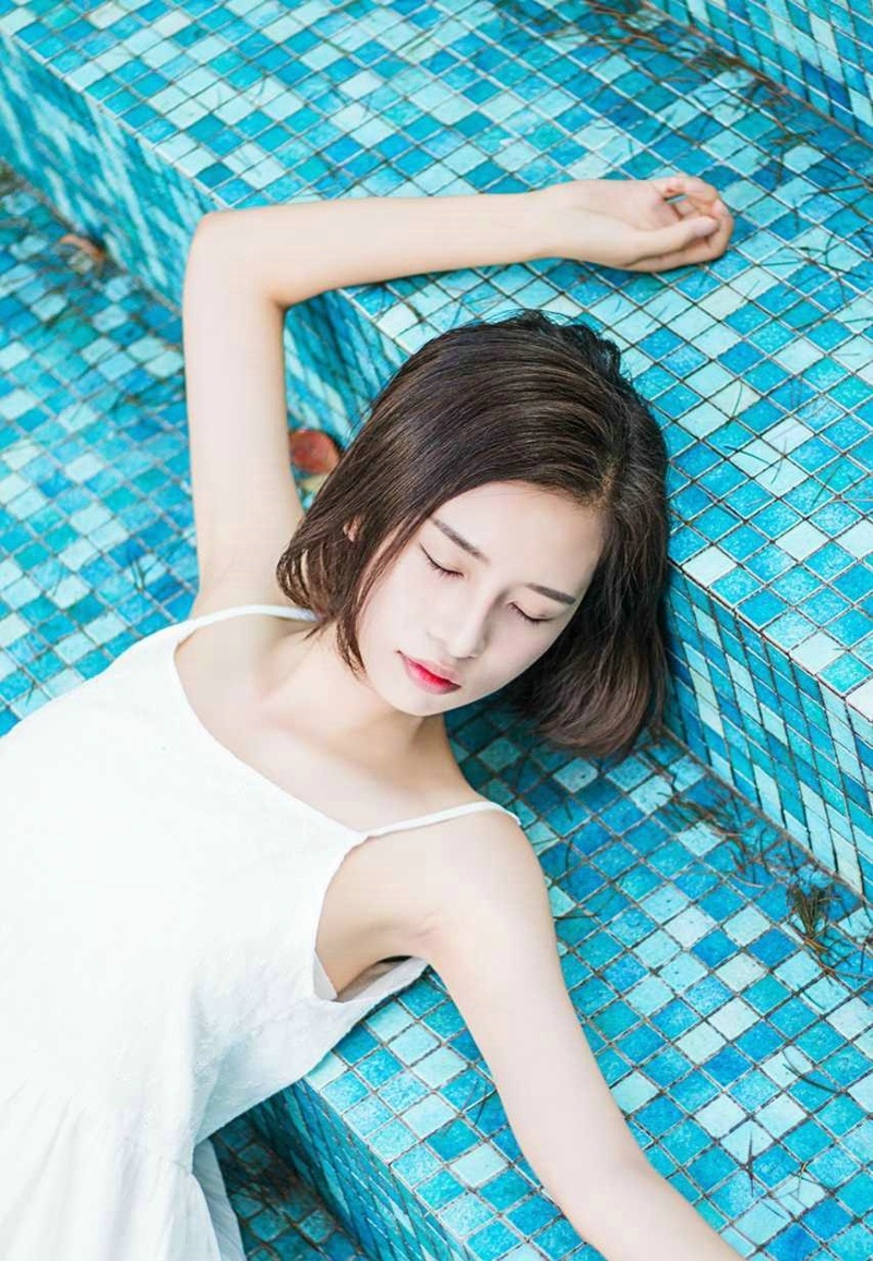 泳池中的白裙高颜值养眼女神柔美诱人写真集67676767微相册微