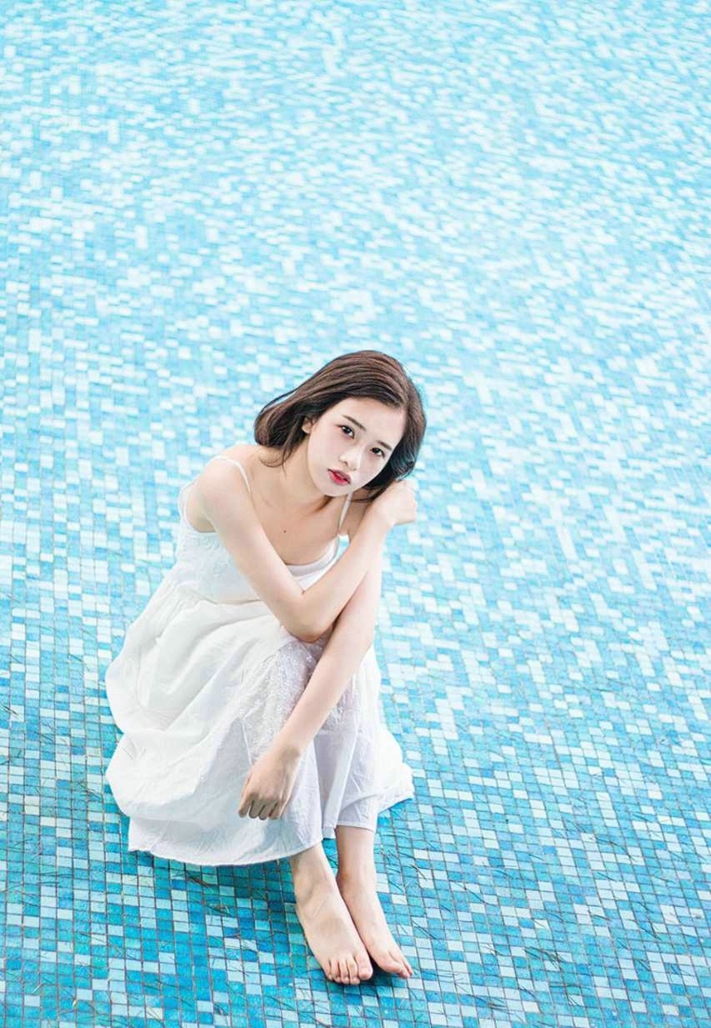 泳池中的白裙高颜值养眼女神柔美诱人写真集  @微相册 @微博摄影